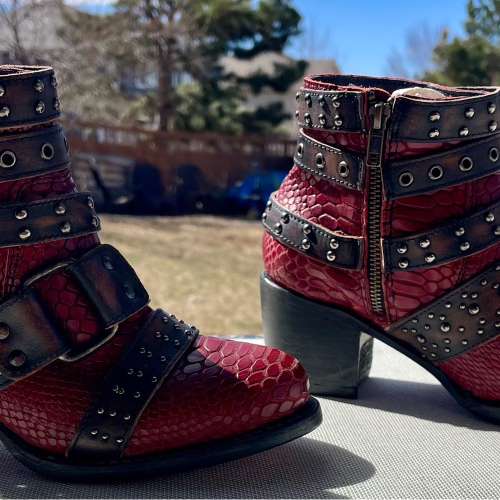 Hard to Find, Freebird Slayer Boots, Size 8.